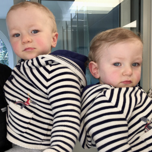 Lucky twin boys got two mummies!!